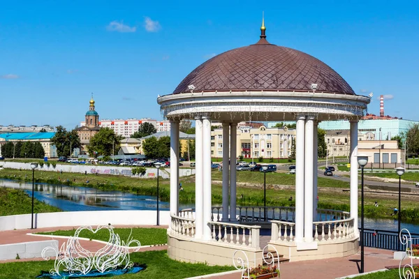 Rotunde in der Stadt Tula im Sommer — Stockfoto