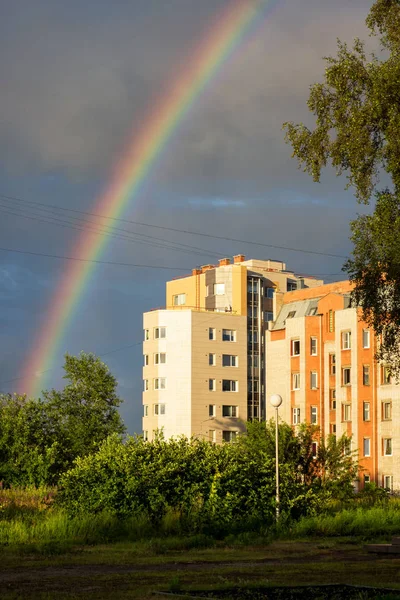 Летняя радуга над жилыми домами — стоковое фото