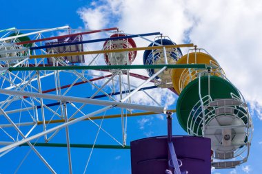 Dönme dolap koltuk mavi bulutlu gökyüzü arka plan