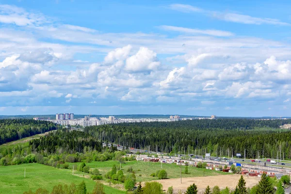 Autobahn und Stadt im nördlichen Wald im Sommer — Stockfoto