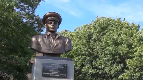 Buste au légendaire commandant des troupes de débarquement V.Margelov proche — Video