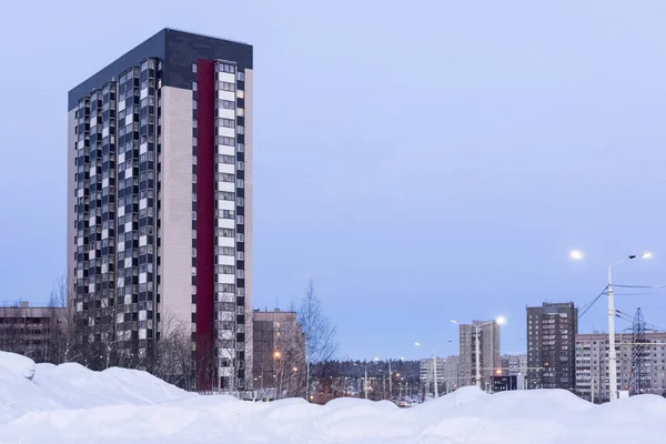 Высотные городские дома зимой — стоковое фото