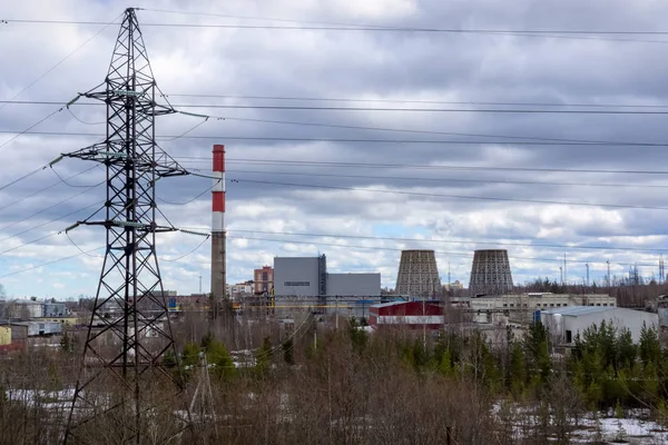 Przemysłowy krajobraz - rury miejskiej elektrowni — Zdjęcie stockowe