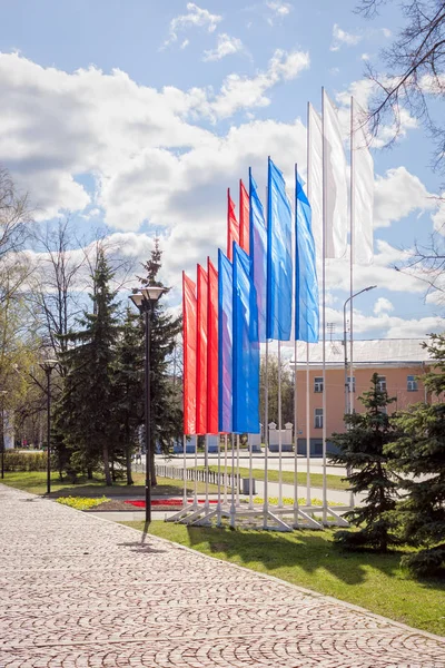 Banderas en colores de tricolor ruso en las vacaciones de mayo — Foto de Stock