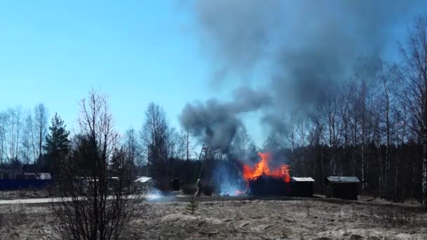 Пожарные тушат горящий дом в пригороде — стоковое видео