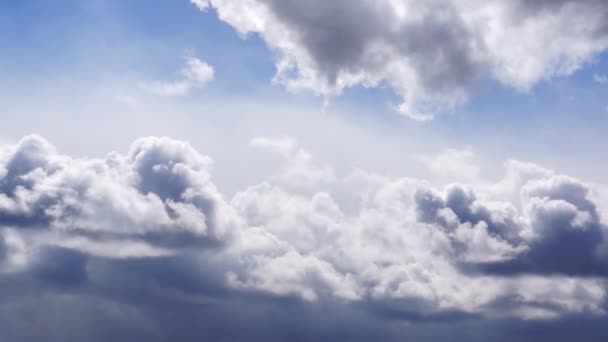 Bewolkte hemel in zonnige dag — Stockvideo