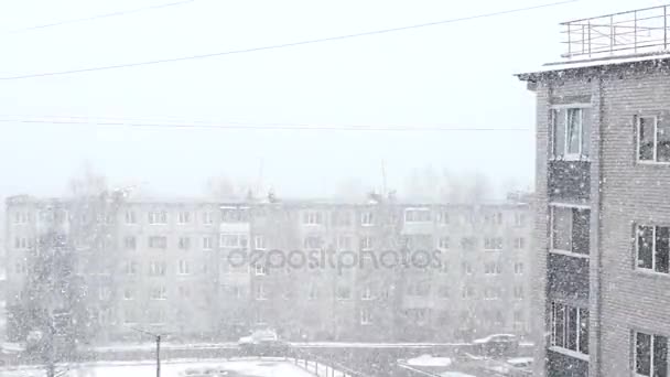 Schneefall im Innenhof der Stadt — Stockvideo