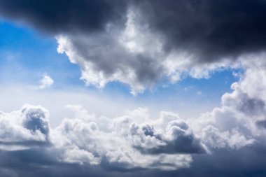 Dramatik güneşli bulutlu gökyüzü