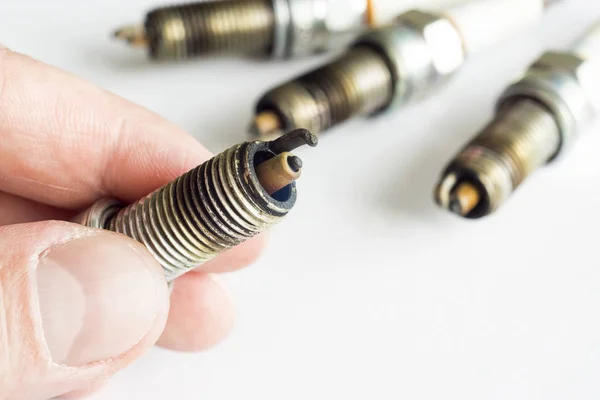 Replacing damaged spark plugs for cars — Stock Photo, Image