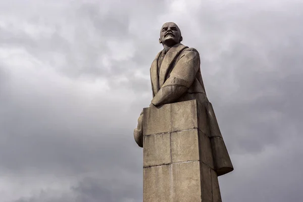 Monumento de granito de V.I. Lenine com um chapéu de pele na mão — Fotografia de Stock