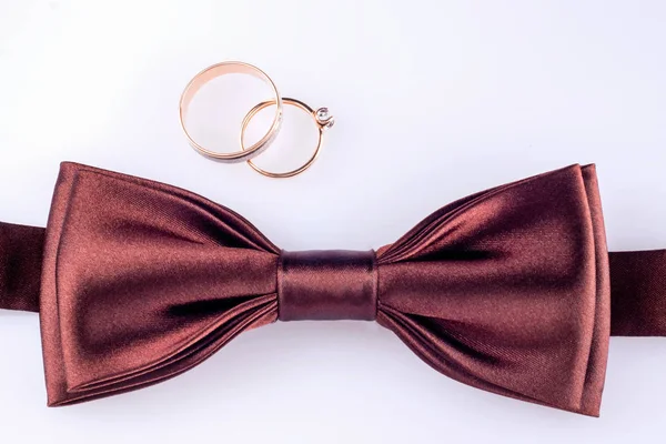 Corbata de lazo y anillos de oro — Foto de Stock