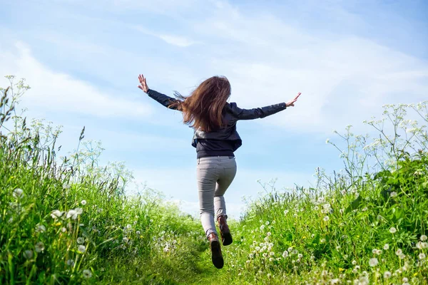 Chica Feliz Corriendo Por Prado Verano Hacia Naturaleza — Foto de Stock