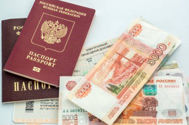 Tren biletleri, para ve pasaport