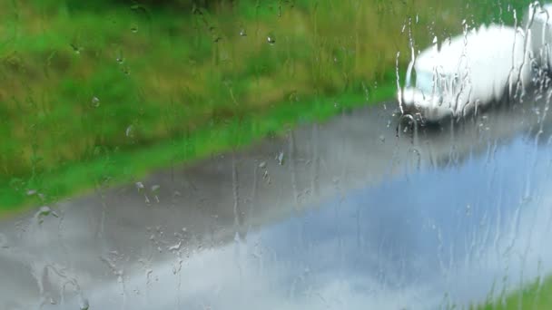 Δρόμο μέσα από το παράθυρο στο βροχερό καιρό — Αρχείο Βίντεο