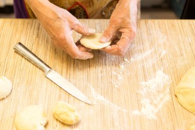 Cook börek hamur yapar