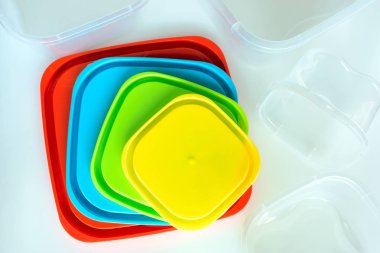 Farklı boyutlarda ve renklerde plastik kaplar