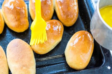 Fırından yeni çıkmış tereyağlı pasta gres