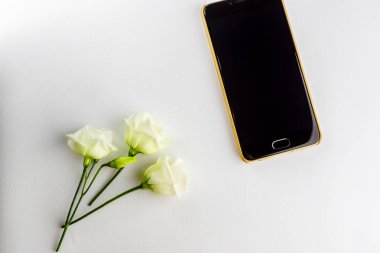 Küçük çiçekler ve modern şık smartphone