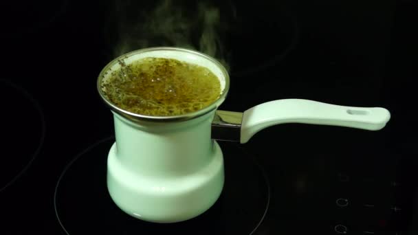 天然谷物咖啡在炉子上煮熟了 — 图库视频影像