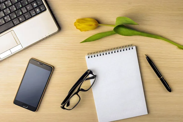 Espacio Trabajo Mesa Son Tulipán Portátil Portátil Gafas Smartphone Pluma —  Fotos de Stock