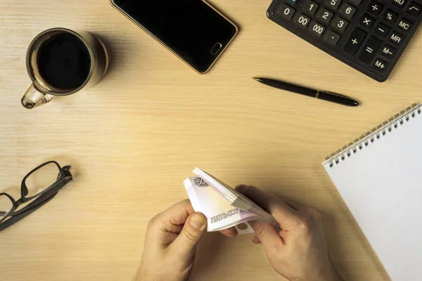 Manos Contando Dinero Del Beneficio Espacio Comercial —  Fotos de Stock