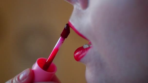 Los Labios Componen Con Líquido Rojo Lipstisk — Vídeo de stock