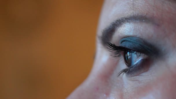 Olhos Brilhantemente Coloridos Menina Lentamente — Vídeo de Stock