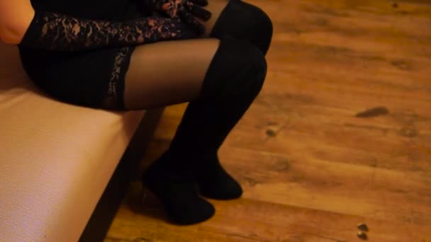 性感女人穿着高靴子的礼服和丝袜 — 图库视频影像