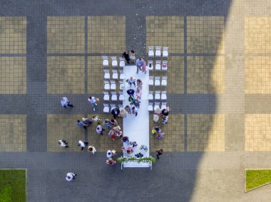Açık hava düğün törenindeki misafirlerin hava görüntüsü.