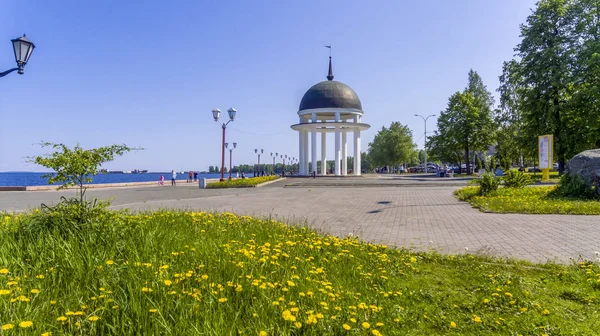 Stadtrotunde Und Sommerpark Bürgersteige Ufer Des Sees — Stockfoto