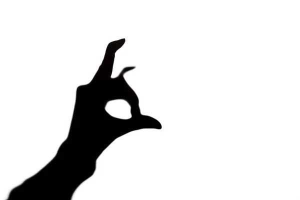 人間の指からくちばしを持つ奇妙な未知の鳥の黒いシルエット — ストック写真