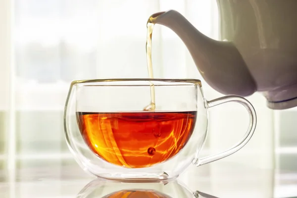 Ароматный Крепкий Чай Выливается Чайника Чашку Стол — стоковое фото
