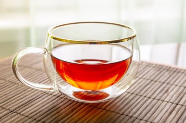 Bir fincan koyu siyah çay.