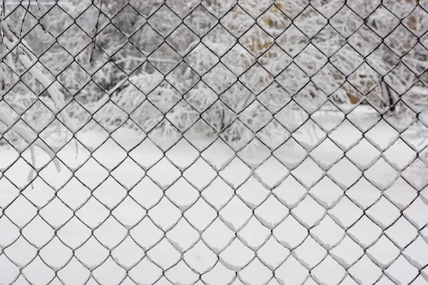 Tło Siatki Ogrodzeniowej Zimie Ciężkim Śniegu — Zdjęcie stockowe