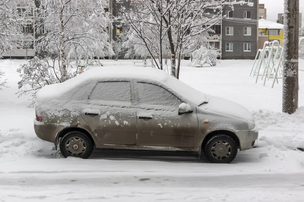 Дешевый Автомобиль Припаркован Городском Дворе Зимой Покрыт Снегом Льдом — стоковое фото