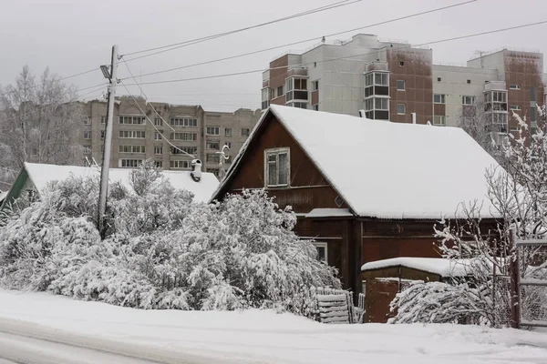 Old Wooden Houses New High Rise Apartment Buildings City Winter — Stock Photo, Image