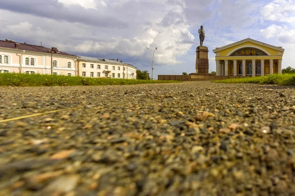 Skulptur Till Sergej Kirov Och Musikteater Centrala Torget Sommaren — Stockfoto