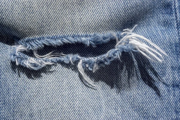 Textura Calça Jeans Azul Com Grande Buraco Moda — Fotografia de Stock