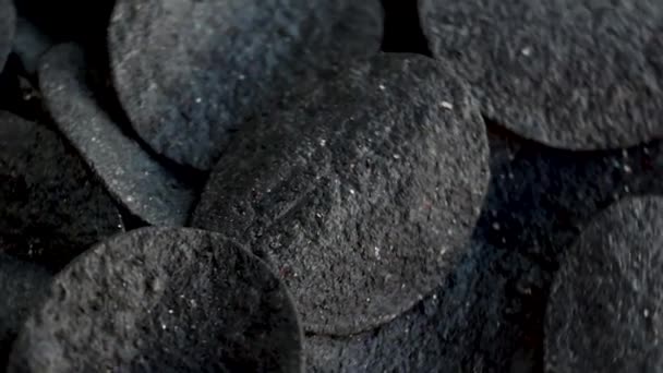 Patatas Fritas Orgánicas Negras Crujientes — Vídeos de Stock