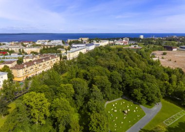 Rus şehrinde şehir merkezindeki en eski park ve bulvarın hava manzarası