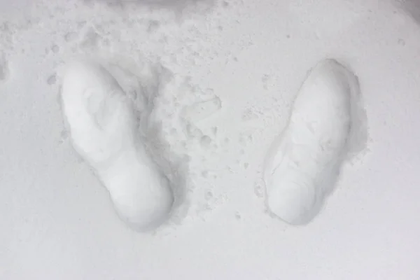 Menselijke Voetafdrukken Witte Sneeuw Ijzige Winter — Stockfoto