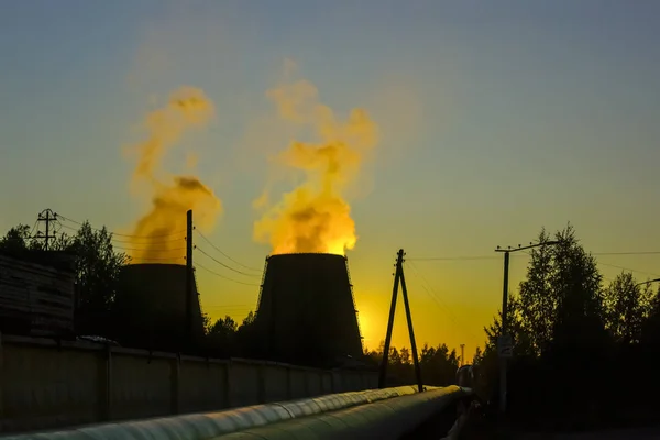 Fumée Des Énormes Tuyaux Centrale Thermique Ville Dans Ciel Couchant — Photo