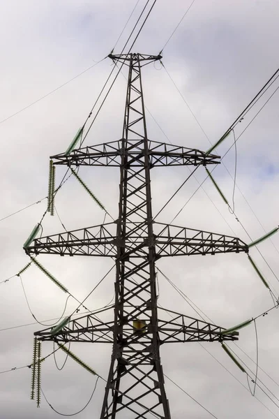 Maszt Wysokonapięciowy Kablami Elektrycznymi Blisko Pionowy — Zdjęcie stockowe