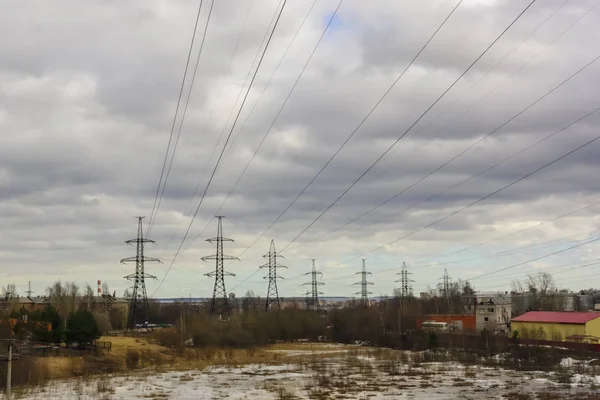 Průmyslová Scéna Vysokonapěťových Stožárů Elektrickými Kabely Přes Oblohu — Stock fotografie