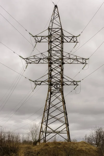 Tepede Elektrik Kabloları Olan Yüksek Voltaj Direği Dikey Format — Stok fotoğraf