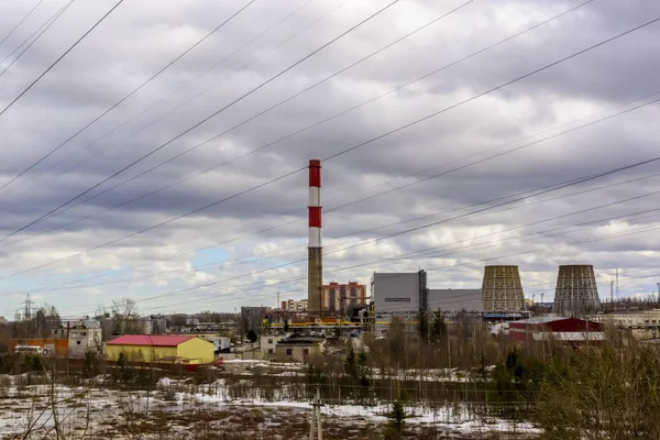 Krajobraz Przemysłowy Rur Elektrociepłowni Przewodów Wysokiego Napięcia — Zdjęcie stockowe