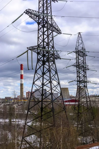 Termal Santralin Yüksek Voltaj Direkleri Boruları — Stok fotoğraf