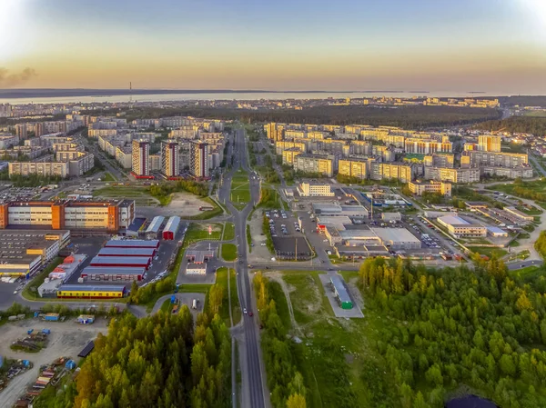 夏季日落时俄罗斯城市的空中景观 — 图库照片