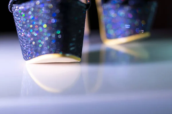 Sexy Zapatos Tacón Alto Brillan Con Coloridos Destellos Encantadores Bokeh — Foto de Stock