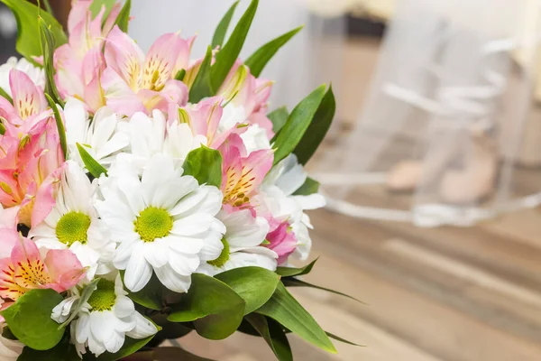 Brudbukett Blommor Bröllop Vit Slöja Och Festliga Skor Sängen — Stockfoto